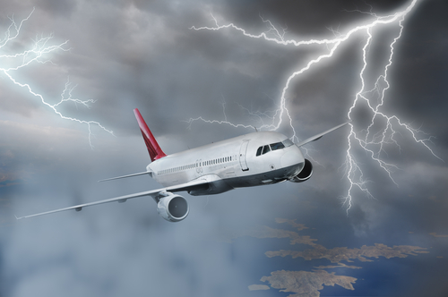 Tormenta junto a un avion