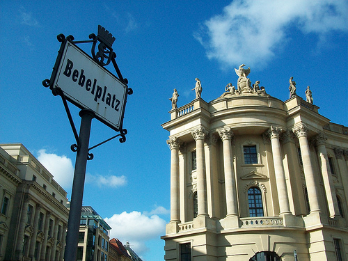 Vista del cartel de la Bebelplatz