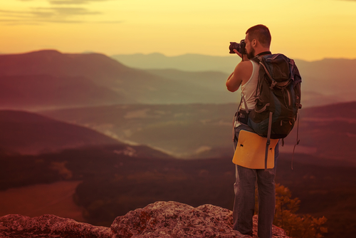 Chico fotografiando el atardecer