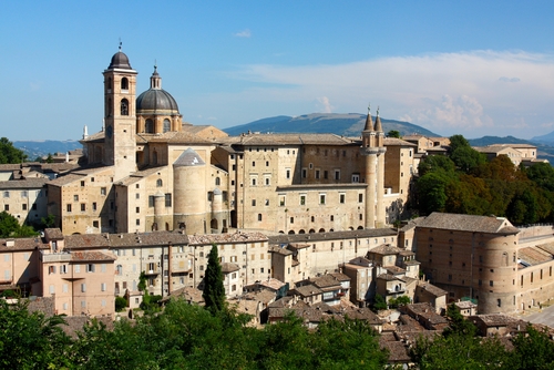Vista de Urbino en la región de Marcas en Italia