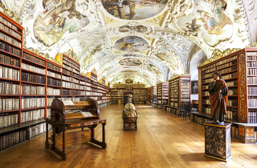 Interior de la biblioteca nacional de Praga