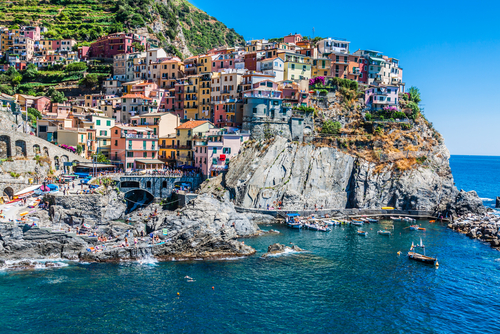 Vista de Manarola sobre un acantilado de piedra