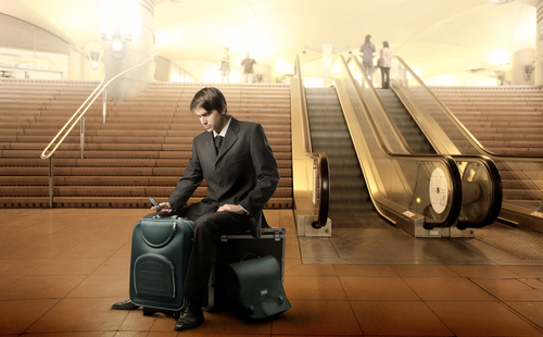 Pasajero esperando con equipaje