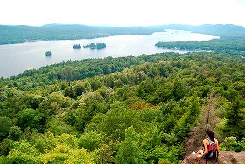 Mujer admirando el paisaje