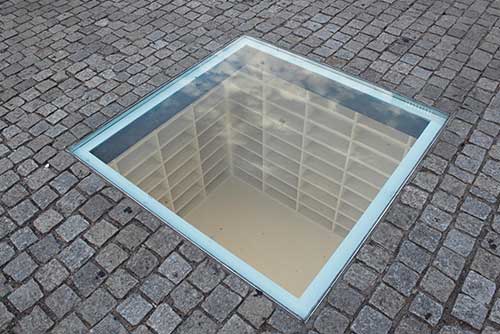 Obra de Micha Ullmann en Bebelplatz