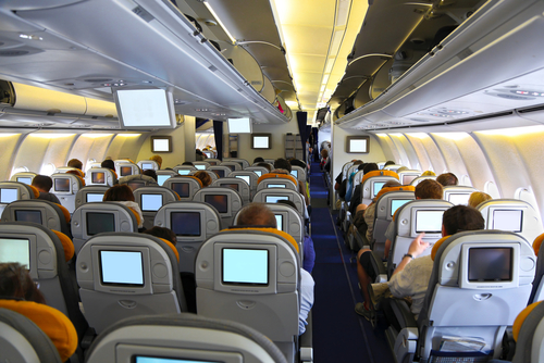 Pasajeros dentro de un avión