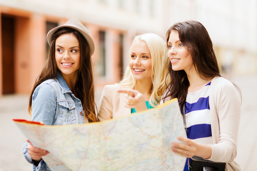 Turistas consultando un mapa