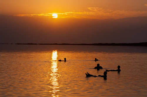 Mar muerto al atardecer