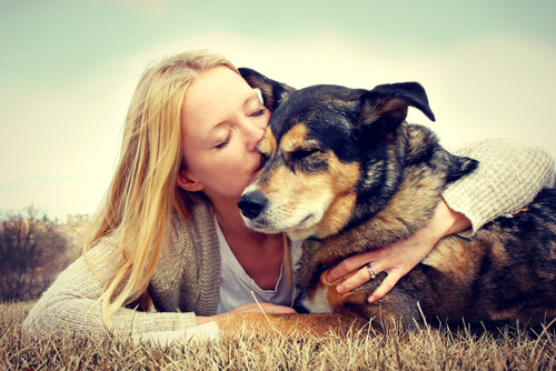 mujer con mascota