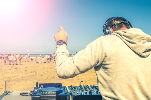 Dj en la playa de Ibiza