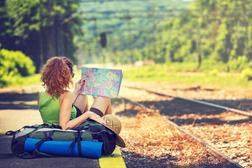 Chica mirando un mapa
