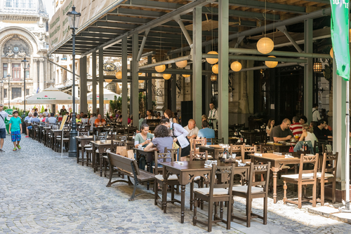 Mesas de restaurante en la calle