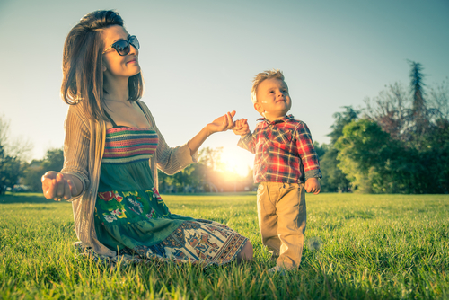 Madre e hijo en el campo