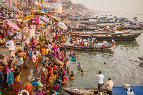 Gente bañándose en un ría en India