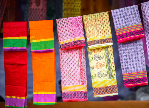 Telas de colores en un mercado de Delhi