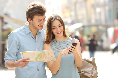 Turistas consultando un smartphone