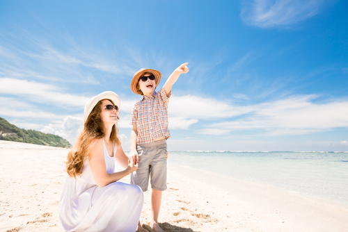 Madre e hijo en la playa