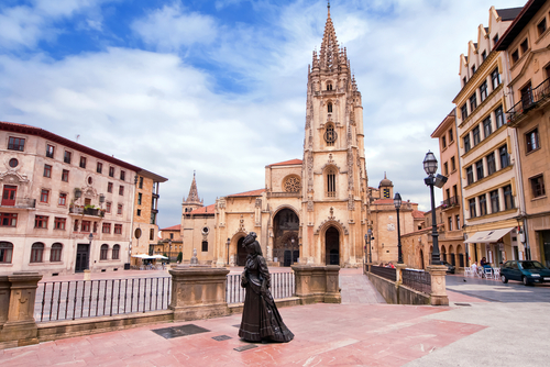 Plaza de la Catedral de Oviedo en el Principado de Asturias