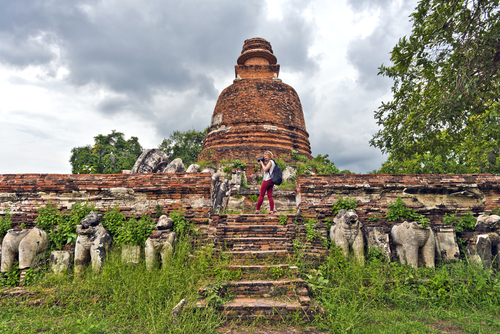 Viajera en templo de Tailandia