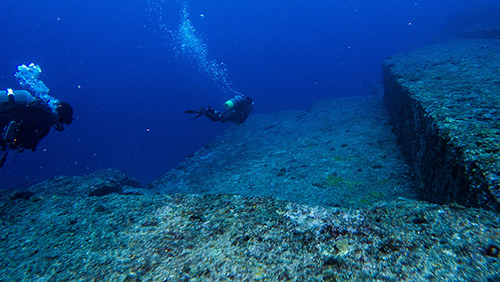 Submarinistas en Yonaguni
