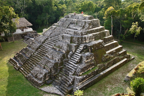 Pirámide maya en Guatemala