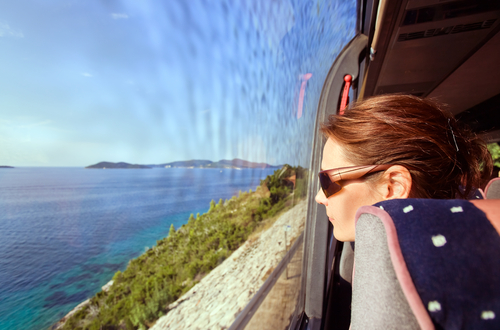 Chica mirando por la ventanilla del autobus