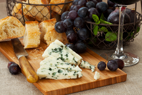 Plato de queso y pan francés