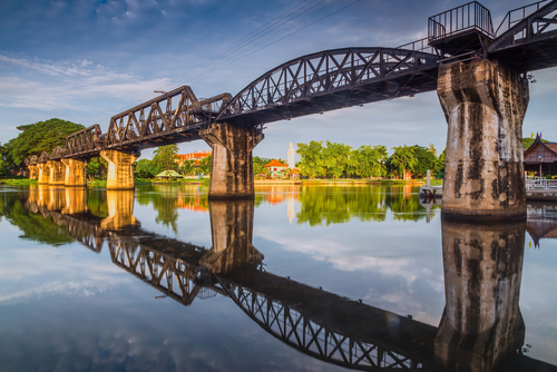 Puente en Kanchanaburi en Tailandia