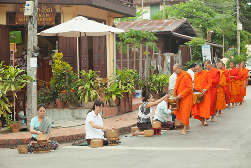 Ceremonia de las limosnas en Kuang Prabang