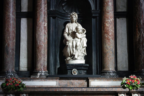 Escultura de la Virgen con el niño en Brujas