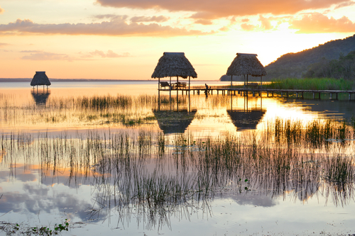 Lago Petén Itzá en Guatemala