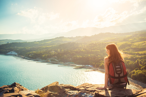 Viajera mirando el horizonte