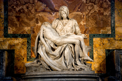 La Piedad de Miguel Ángel se encuentra en el Vaticano.