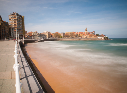 Playa de San Lorenzo en e lPrincipado de Asturias