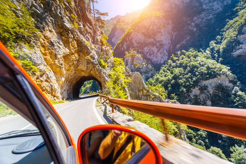 coche ebne l Cañón Piva en Bosnia