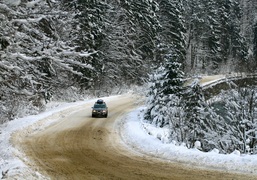 Coche en carretera nevada