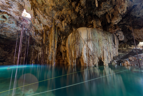 Cenote con estalactitas
