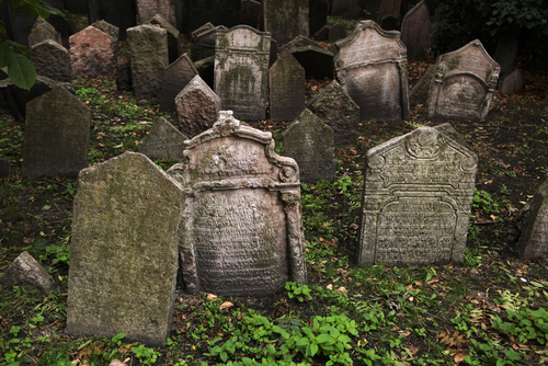 Tumbas en el cementerio judío de Praga