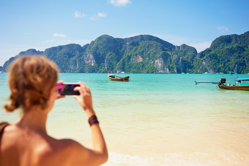 Mujer fotografiando una playa