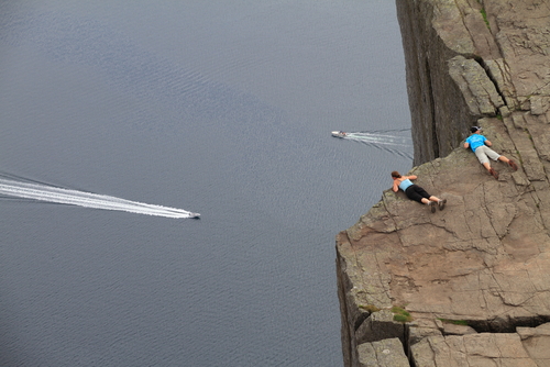 Viajeros asomados al borde del Preikestolen