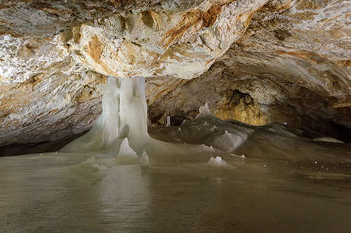 Cueva de hielo de Dobsina en Eslovaquia
