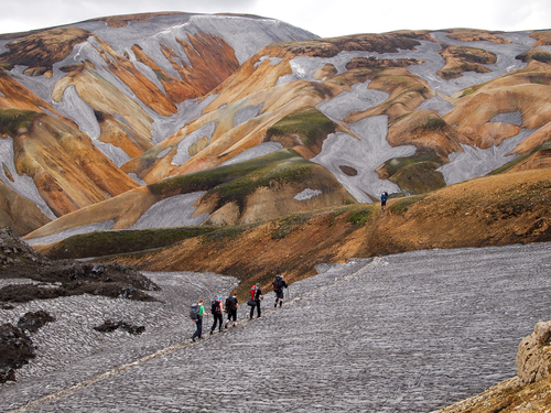 Senderistas en Landmannalaugar, uno de los lugares que ver en Islandia
