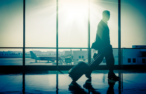 Pasajero de avión con maleta