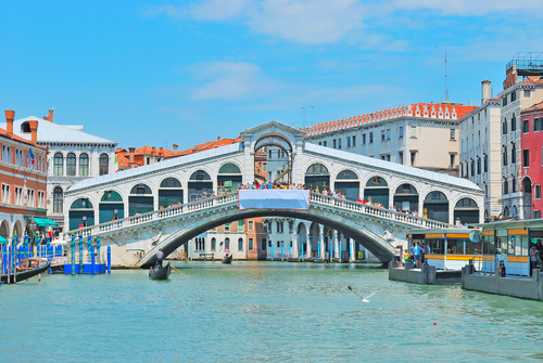 Gran Canal y Puente Rialto en Venecia