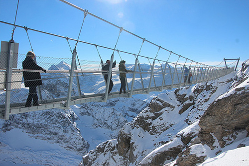Puente en el monte Titlis