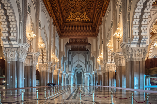 Interior de la mezquita de Hassan II en Casablanca