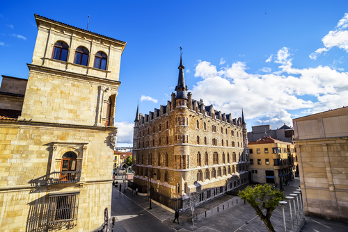 Palacios de los Guzmanes y de Botines en León