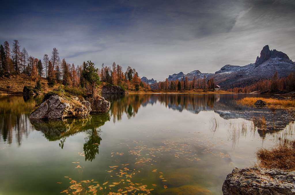 El idílico lago Federa en los Dolomitas italianos