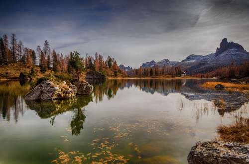 El idílico lago Federa en los Dolomitas italianos