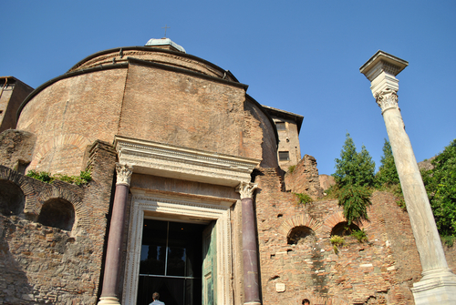 Templo de Rñomulo en el Foro Romano